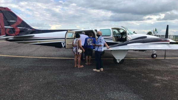 Governador Gladson Cameli manda avião particular levar criança doente de Feijó para Cruzeiro do Sul